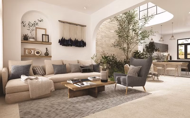 Thiết kế còn đưa thêm một mảng xanh vào trong nhà là vườn cây xanh mát dưới giếng trời ngập nắng.