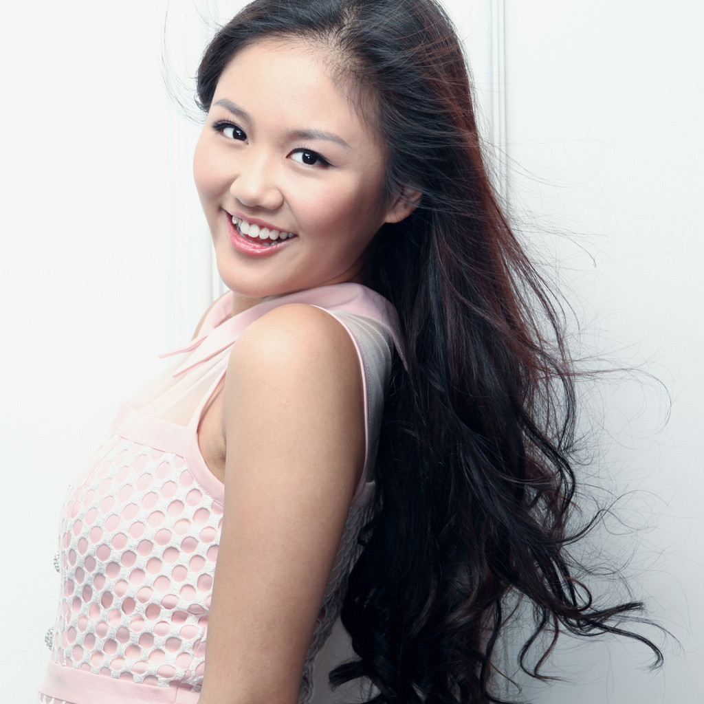 Văn Mai Hương: Trở thành á quân của Vietnam Idol, Văn Mai Hương có chất giọng đẹp, nội lực. Trong 10 năm hoạt động, nữ ca sĩ cũng có một số ca khúc được yêu thích như Nếu như anh đến, Cầu hôn… Về ngoại hình, nữ ca sĩ được nhận xét lột xác so với thời điểm thi Vietnam Idol. Thời mới ra mắt, giọng ca sinh năm 1994 có gương mặt bầu bĩnh, thân hình tròn trịa.