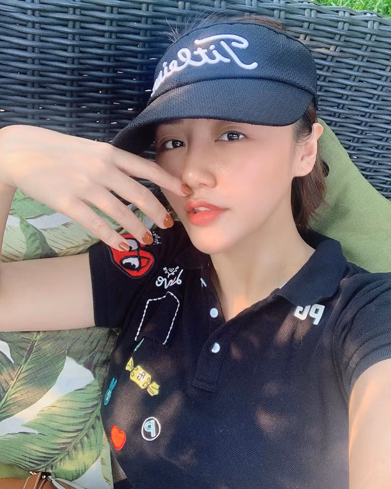 Sự lột xác của giọng ca Cầu hôn khiến nhiều lần khán giả đồn đoán cô phẫu thuật thẩm mỹ. Tuy nhiên nữ ca sĩ phủ nhận. Cô cho biết sự thay đổi do chăm tập thể dục, ăn uống khoa học. “Tôi thấy mọi người hay nghĩ đẹp lên là do phẫu thuật thẩm mỹ, nhưng thực ra có nhiều biện pháp mà không cần phải dao kéo. Với tôi, tôi khá chú trọng chăm sóc da và đi spa, tập thể dục, uống vitamin, ăn trái cây… Làm đẹp là cách tôn trọng bản thân cũng như mọi người xung quanh, nhất là khi mình lại làm nghệ thuật”, cô chia sẻ.