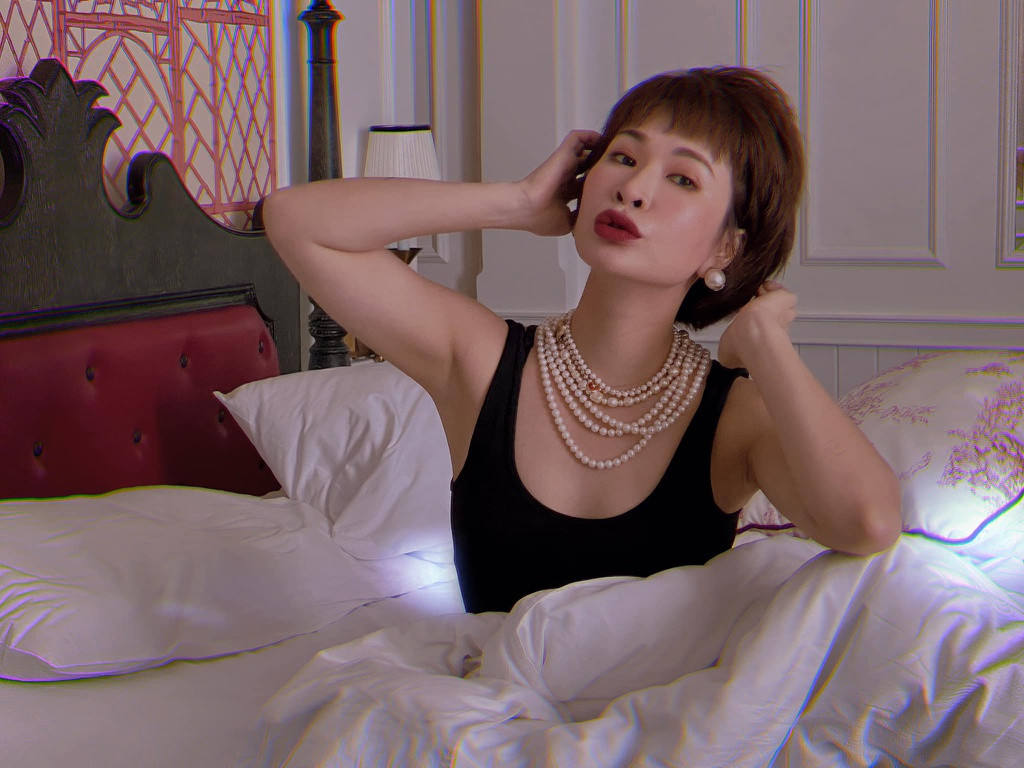 Âm nhạc của Uyên Linh thể hiện được chiều sâu trong giọng hát, tư duy của cô nhưng khá kén người nghe nên khó nhận lượt xem lớn hay tạo hit. Nữ ca sĩ cũng thể hiện những bản nhạc phim chất lượng, nổi tiếng nhất phải kể đến Chờ người nơi ấy trong phim Mỹ nhân kế. Nữ ca sĩ hiện để tóc ngắn và ngày càng quyến rũ.