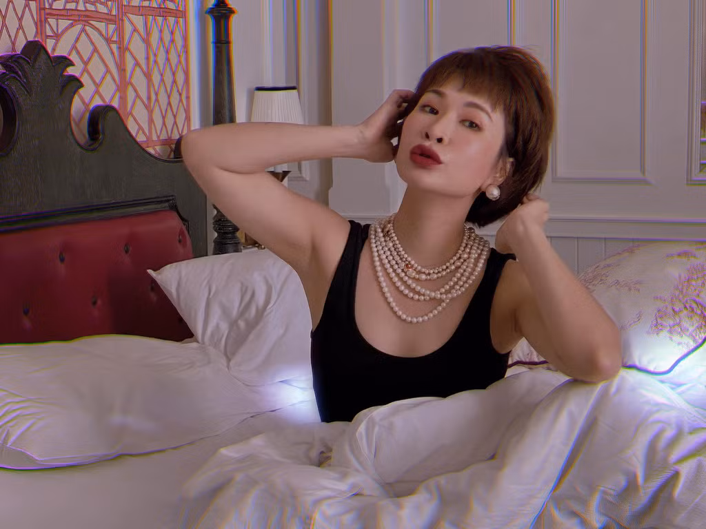 Âm nhạc của Uyên Linh thể hiện được chiều sâu trong giọng hát, tư duy của cô nhưng khá kén người nghe nên khó nhận lượt xem lớn hay tạo hit. Nữ ca sĩ cũng thể hiện những bản nhạc phim chất lượng, nổi tiếng nhất phải kể đến Chờ người nơi ấy trong phim Mỹ nhân kế. Nữ ca sĩ hiện để tóc ngắn và ngày càng quyến rũ.