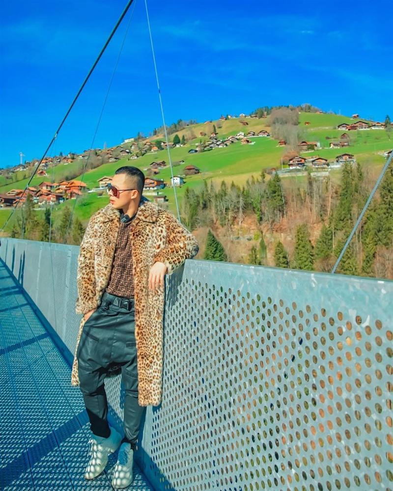 Vu Khac Tiep kem sac trong buc anh cua Ngoc Trinh-Hinh-7