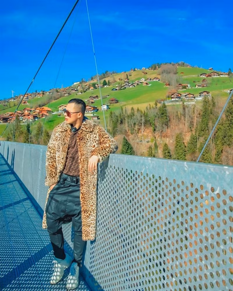 Vu Khac Tiep kem sac trong buc anh cua Ngoc Trinh-Hinh-7