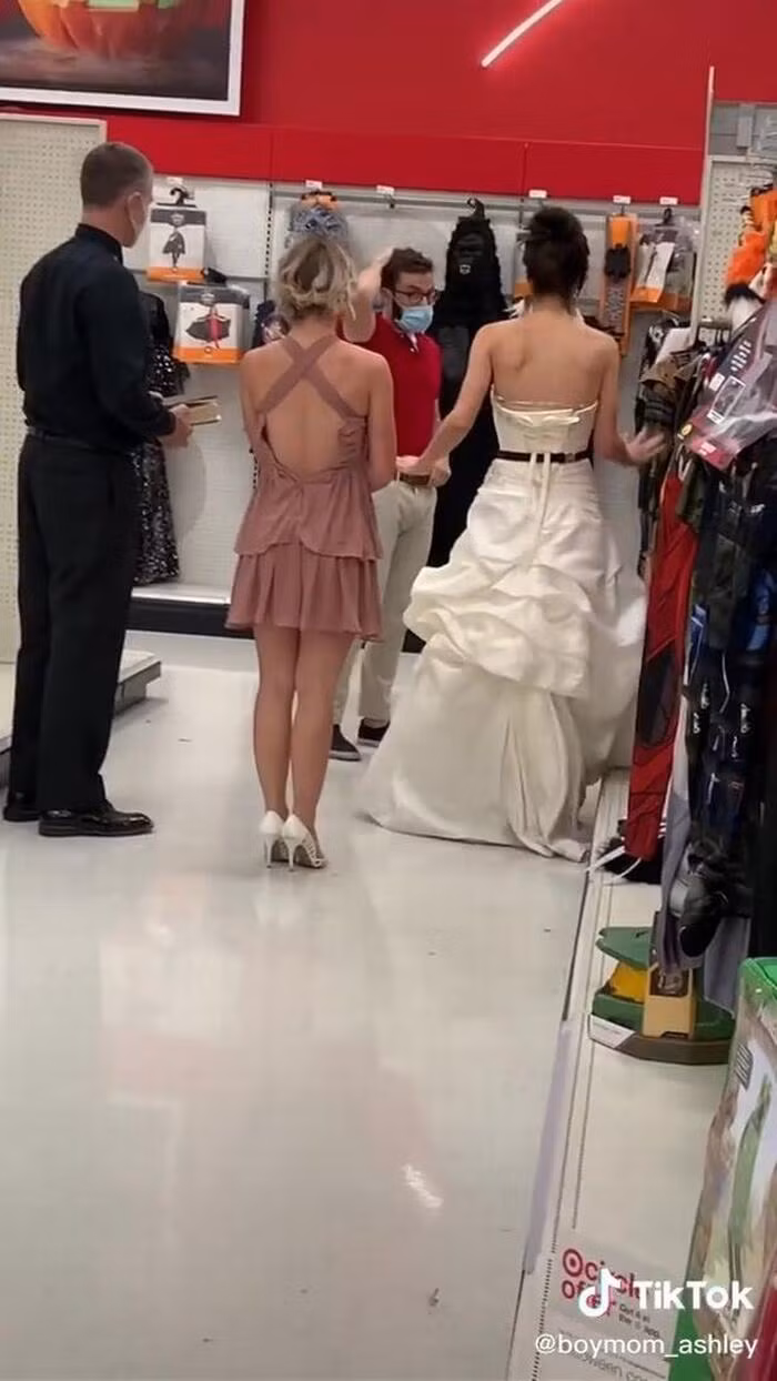 Mac vay cuoi xong vao cong ty nguoi yeu doi cuoi-Hinh-2