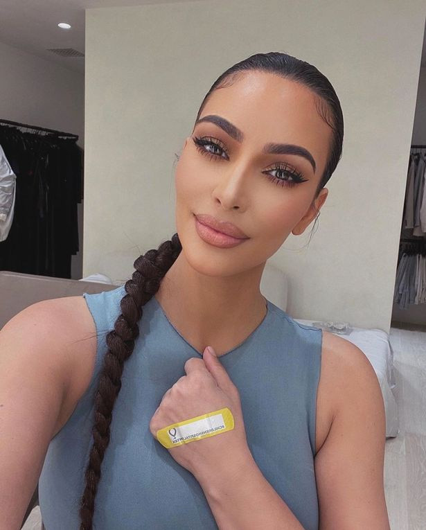 Kim Kardashian: "Nữ hoàng thị phi" của Hollywood từng khiến cộng đồng mạng xôn xao khi chia sẻ hình ảnh làm đẹp bằng máu tại cơ sở thẩm mỹ. Phương pháp này được gọi là "Vampire facial" (tạm dịch: Chăm sóc da theo kiểu ma cà rồng). Theo đó, nhân viên spa sẽ lấy phần huyết tương được tách từ máu trong máy ly tâm của chính người muốn thực hiện để lăn lên da mặt. Dù có vẻ khá ghê rợn, cách làm này được cho là có tác dụng kích thích quá trình sản sinh collagen, tái tạo da và làm chậm quá trình lão hóa. Ảnh: @kimkardashian.