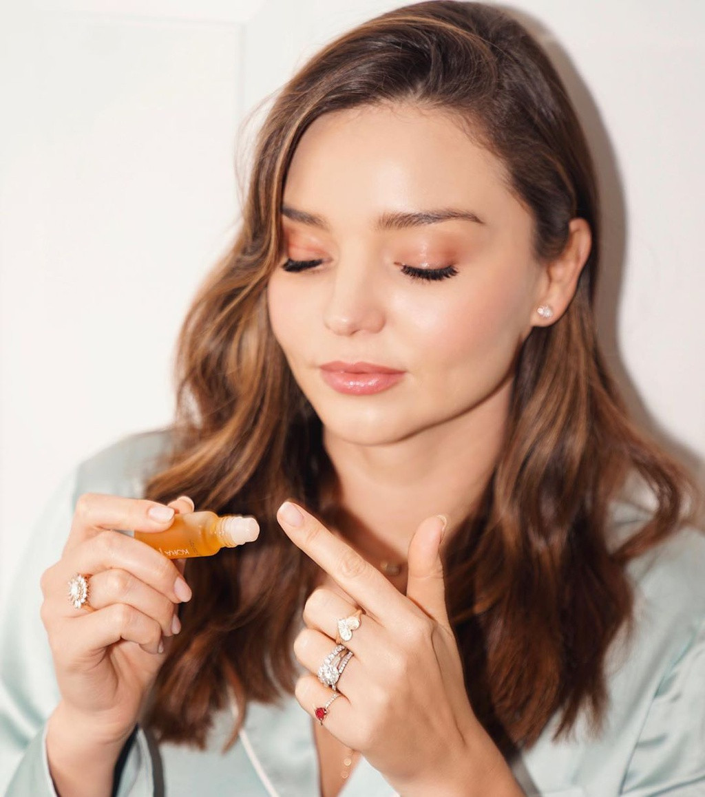  Miranda Kerr: Năm 2017, Miranda Kerr từng tiết lộ đã thử chăm sóc da bằng đỉa. Theo đó, người ta sẽ đặt trực tiếp những con đỉa lên mặt nữ siêu mẫu để chúng hút máu thỏa thích. Sau đó, lượng máu này sẽ được lấy ra và đắp lên mặt như một loại mặt nạ. Miranda thậm chí còn mang những con đỉa về và để chúng sống trong hồ nuôi cá của mình. Ảnh: @mirandakerr.