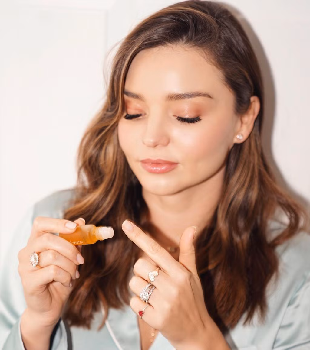  Miranda Kerr: Năm 2017, Miranda Kerr từng tiết lộ đã thử chăm sóc da bằng đỉa. Theo đó, người ta sẽ đặt trực tiếp những con đỉa lên mặt nữ siêu mẫu để chúng hút máu thỏa thích. Sau đó, lượng máu này sẽ được lấy ra và đắp lên mặt như một loại mặt nạ. Miranda thậm chí còn mang những con đỉa về và để chúng sống trong hồ nuôi cá của mình. Ảnh: @mirandakerr.