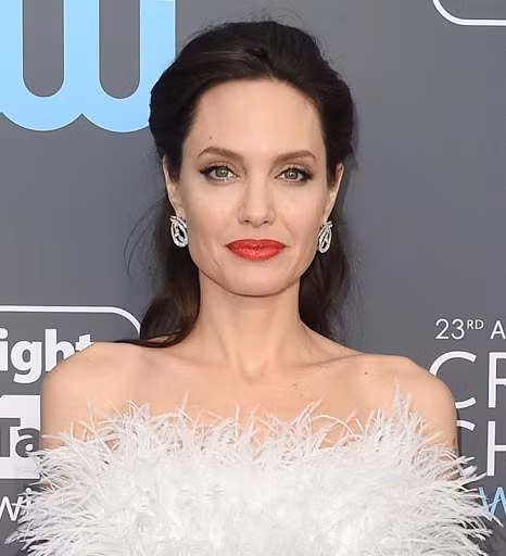  Angelina Jolie: Để gìn giữ làn da trẻ trung, Angelina thường xuyên sử dụng liệu pháp chiết xuất từ của cá tầm Baerii được nuôi ở các trang trại miền nam nước Pháp. Theo Mirror, mỗi lần dưỡng da của nữ diễn viên sẽ kéo dài 3 giờ. Cô được quấn khăn khắp người như xác ướp để thải độc trước khi bôi dầu cá lên cơ thể. Cách làm này có tác dụng cấp ẩm, nuôi dưỡng da và chống lại những dấu hiệu lão hóa. Ảnh: Marie Claire.