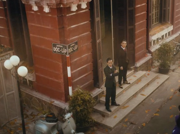 Tối 20/12, Sơn Tùng phát hành MV Chúng ta của hiện tại và lập được một số thành tích ấn tượng trên nền tảng mạng. Cùng với việc bàn luận về âm nhạc, giọng hát, khán giả cũng nhanh chóng nhận ra MV có một số hạt sạn hài hước. Ví dụ, ngay đoạn đầu MV, khi Sơn Tùng bước ra khỏi tòa nhà, biển hiệu cho thấy góc đường là đường Độc Lập giao với đường Độc Lập. Nhiều khán giả cho rằng ngoài đời thật không có trường hợp trên.