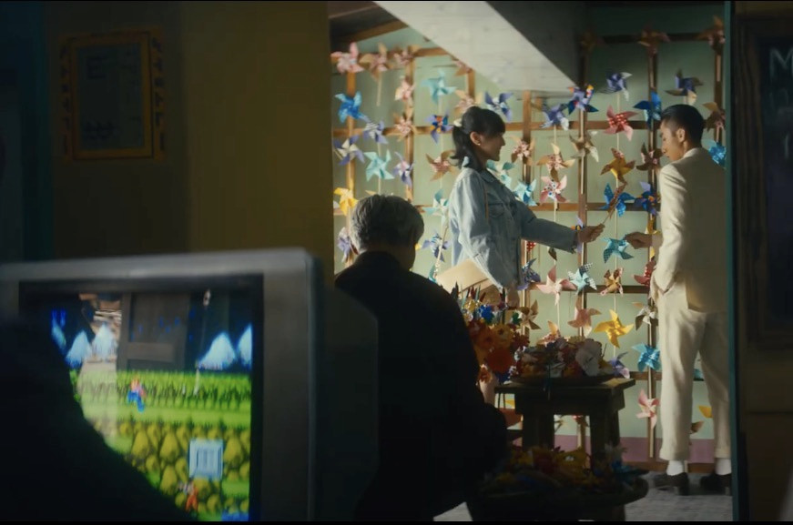 Trong cảnh quay Sơn Tùng đi chơi cùng Hải Tú, hai người trong quán game đang chơi trò Contra - một game rất nổi tiếng với thế hệ khán giả 8X và đầu 9X. Contra ra đời vào năm 1987, du nhập vào Việt Nam những năm đầu thập niên 1990 dưới dạng điện tử băng, dùng tay chơi điều khiển nút bấm. Nhiều người cho rằng mốc thời gian nửa đầu thập niên 1990 vẫn quá hiện đại, không khớp với không khí hoài cổ Sơn Tùng dựng lên trong MV.