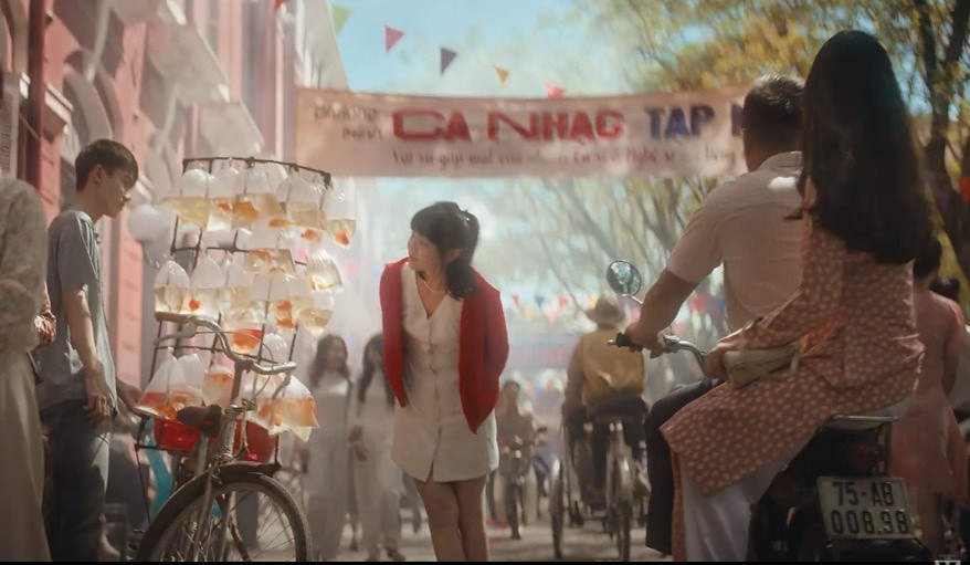 Bối cảnh MV được đưa về thời quá khứ với những chiếc xe cub cổ, xích-lô, người dân cũng mặc áo dài hay những bộ váy vintage. Tuy nhiên, chiếc xe máy chạy ngang trên phố lại mang biển năm chữ số. Cơ quan chức năng chỉ cấp biển số xe năm số từ cuối năm 2010.