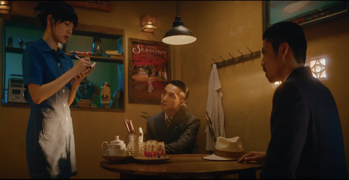 Phân cảnh gọi món ăn trong Chúng ta của hiện tại cũng khiến khán giả thích thú. Nhân vật đàn em của Sơn Tùng đã đưa ra những yêu cầu khó như đậu rán lướt ván nhưng phải giòn (đậu lướt ván là món chao nhanh trong dầu nóng, không đủ thời gian để làm vàng hay cứng mặt đậu), thịt ba chỉ rang cháy cạnh nhưng không có mỡ... Đây được xem là đoạn hài hước nhất trong MV.