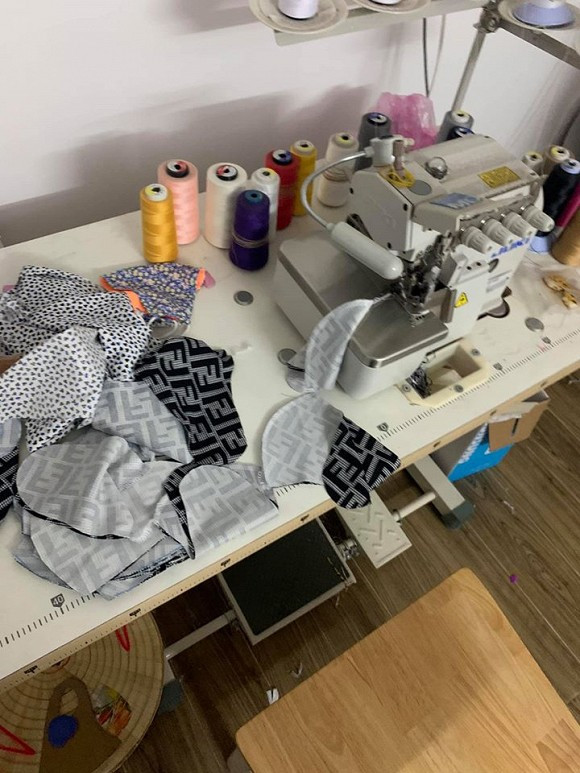 Hoang Thuy tu tay may khau trang cho minh va tang nguoi than-Hinh-3