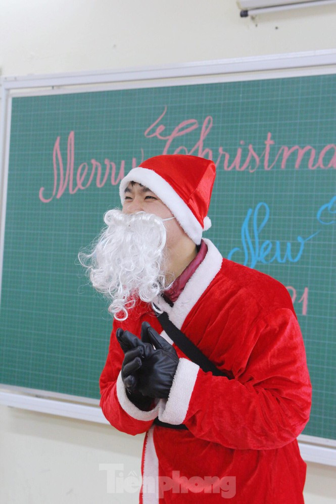 Một ngày bận rộn của ông già Noel trong dịp lễ Giáng Sinh Mot ngay ban ron cua ong gia Noel trong dip le Giang Sinh