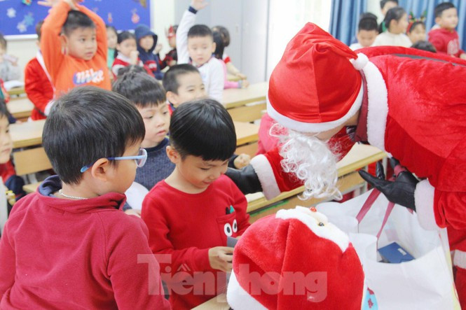 Một ngày bận rộn của ông già Noel trong dịp lễ Giáng Sinh - Hình 3 Mot ngay ban ron cua ong gia Noel trong dip le Giang Sinh-Hinh-3