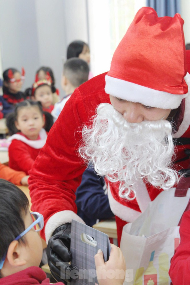 Một ngày bận rộn của ông già Noel trong dịp lễ Giáng Sinh - Hình 7 Mot ngay ban ron cua ong gia Noel trong dip le Giang Sinh-Hinh-7