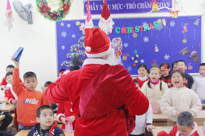 Một ngày bận rộn của ông già Noel trong dịp lễ Giáng Sinh - Hình 9 Mot ngay ban ron cua ong gia Noel trong dip le Giang Sinh-Hinh-9