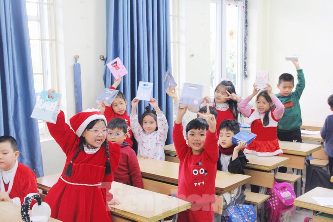 Một ngày bận rộn của ông già Noel trong dịp lễ Giáng Sinh - Hình 6 Mot ngay ban ron cua ong gia Noel trong dip le Giang Sinh-Hinh-6