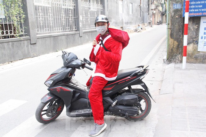 Một ngày bận rộn của ông già Noel trong dịp lễ Giáng Sinh - Hình 11 Mot ngay ban ron cua ong gia Noel trong dip le Giang Sinh-Hinh-11