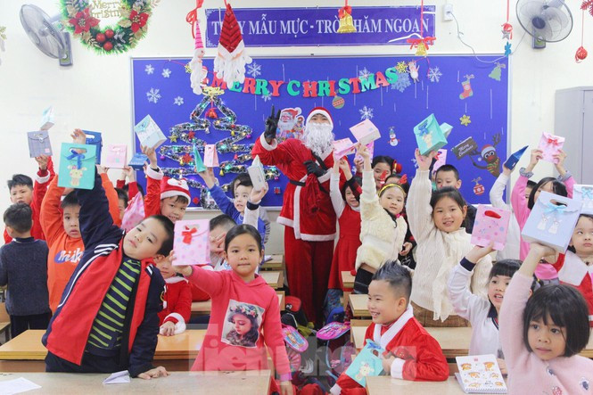 Một ngày bận rộn của ông già Noel trong dịp lễ Giáng Sinh - Hình 4 Mot ngay ban ron cua ong gia Noel trong dip le Giang Sinh-Hinh-4