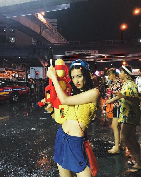 Vòng eo thon của Hòa Minzy