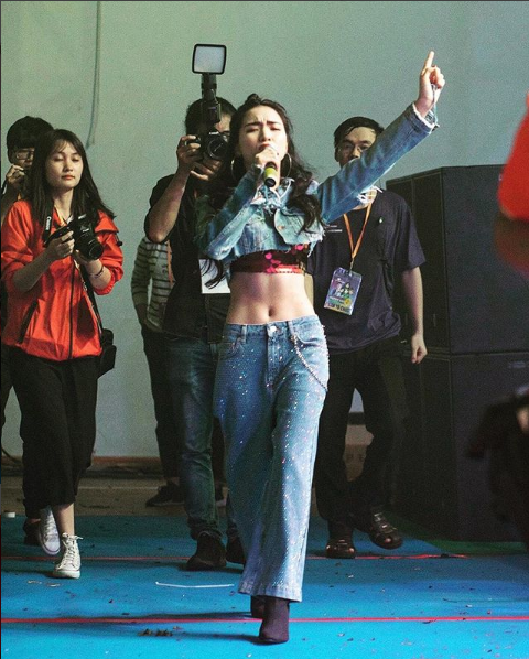 Hòa Minzy lựa chọn trang phục biểu diễn gồm áo ngắn để khoe trọn eo thon