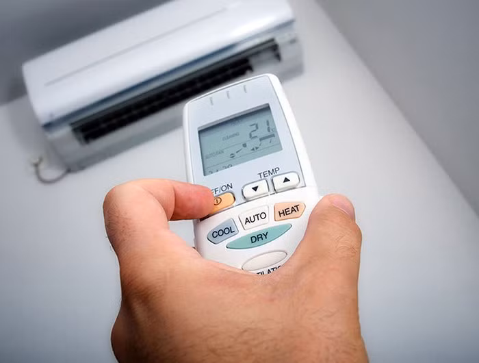 Tương tự, thiết bị làm mát trong mùa hè như máy điều hòa nếu sử dụng quá lâu cũng gây ra những ảnh hưởng xấu tới sức khỏe