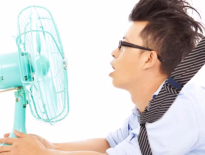 Ví dụ, khá nhiều người có thói quen để quạt thổi trực tiếp vào người. Khi luồng gió thổi trực tiếp vào người (với tốc độ quá lơn và khoảng cách gần) thì mồ hôi bốc hơi nhanh chóng, nhiệt độ ngoài da giảm xuống rõ rệt. Còn phần không có gió, mồ hôi bốc hơi chậm, nhiệt độ ngoài da tương đối cao, mạch máu da giãn rộng. Lúc này sự tuần hoàn máu của cả cơ thể bị mất cân bằng nên dễ bị cảm cúm