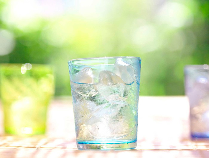 Ngoài ra, nước đá thường chứa nhiều vi khuẩn, dễ nhiễm bẩn, nhất là đá mua bên ngoài không đảm bảo. Khi đá tan, vi khuẩn sẽ tấn công cơ thể một cách mạnh mẽ, gây nên các căn bệnh nguy hiểm. Về lâu dài, các nguyên nhân này sẽ khiến các sức đề kháng giảm sút, hệ miễn dịch bị ảnh hưởng nghiêm trọng