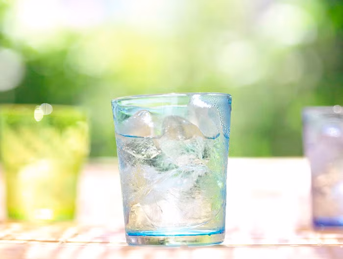 Ngoài ra, nước đá thường chứa nhiều vi khuẩn, dễ nhiễm bẩn, nhất là đá mua bên ngoài không đảm bảo. Khi đá tan, vi khuẩn sẽ tấn công cơ thể một cách mạnh mẽ, gây nên các căn bệnh nguy hiểm. Về lâu dài, các nguyên nhân này sẽ khiến các sức đề kháng giảm sút, hệ miễn dịch bị ảnh hưởng nghiêm trọng