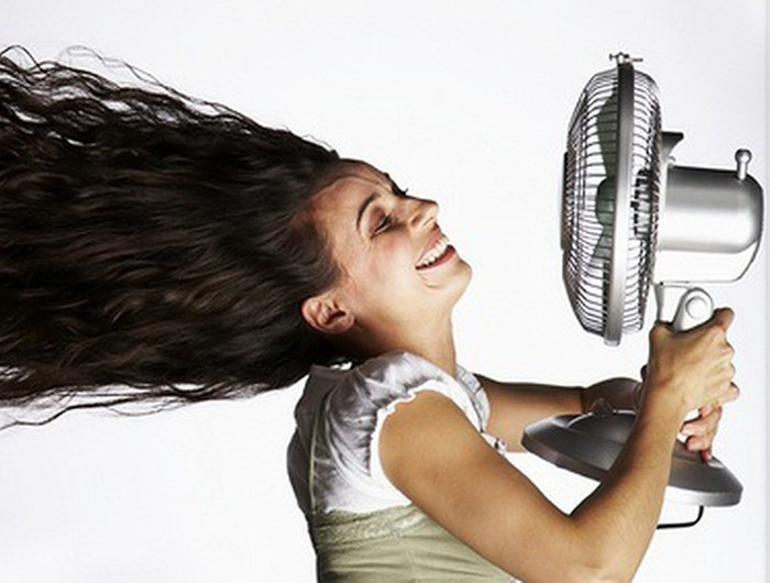 Ngoài ra khi để quạt thổi trực tiếp vào đầu, mặt cũng dễ khiến bạn bị đau đầu, chóng mặt... Do đó, lời khuyên khi sử dụng quạt máy là bạn nên ngồi xa và cho quạt quay đều các hướng để tránh bị cảm lạnh