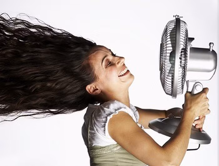 Ngoài ra khi để quạt thổi trực tiếp vào đầu, mặt cũng dễ khiến bạn bị đau đầu, chóng mặt... Do đó, lời khuyên khi sử dụng quạt máy là bạn nên ngồi xa và cho quạt quay đều các hướng để tránh bị cảm lạnh