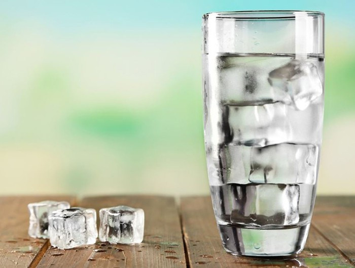 Nếu có thói quen uống nước đá trong lúc đang ăn, thức ăn có chất béo thì nước lạnh sẽ làm đông vón chất béo lại, gây khó tiêu