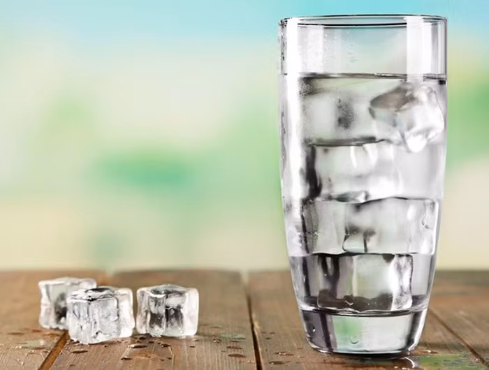 Nếu có thói quen uống nước đá trong lúc đang ăn, thức ăn có chất béo thì nước lạnh sẽ làm đông vón chất béo lại, gây khó tiêu