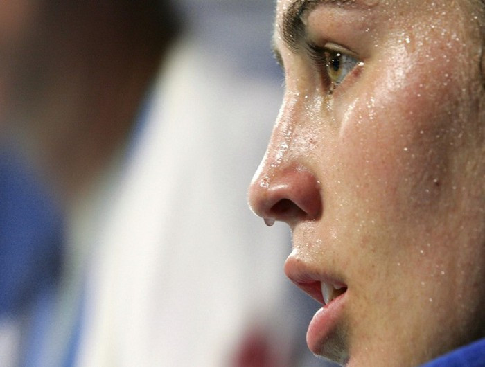 Thông thường, sau khi vận động mạnh hoặc tập thể dục, nhiệt độ cơ thể sẽ tăng lên, mồ hôi thoát ra nhiều hơn. Khi cơ thể ra nhiều mồ hôi, lỗ chân cũng mở rộng hơn. Nếu tắm vào lúc này, nước hoặc hơi nước sẽ ngấm qua lỗ chân lông vào da và trong cơ thể làm cho bạn dễ bị nhiễm lạnh, dẫn đến ho, sốt hoặc có nguy cơ viêm phổi