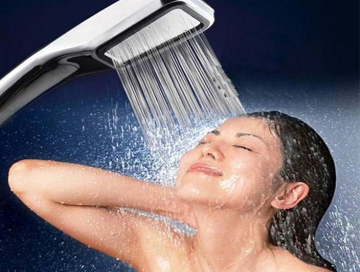 Các chuyên gia sức khỏe cũng lưu ý, ngay cả việc tắm nước nóng vào đêm muộn cũng không tốt. Nước nóng làm cho tĩnh mạch giãn ra, đồng thời giảm huyết áp. Những người huyết áp thấp, huyết áp không ổn định có thể bị giảm huyết áp đột ngột, rất nguy hiểm tới tính mạng