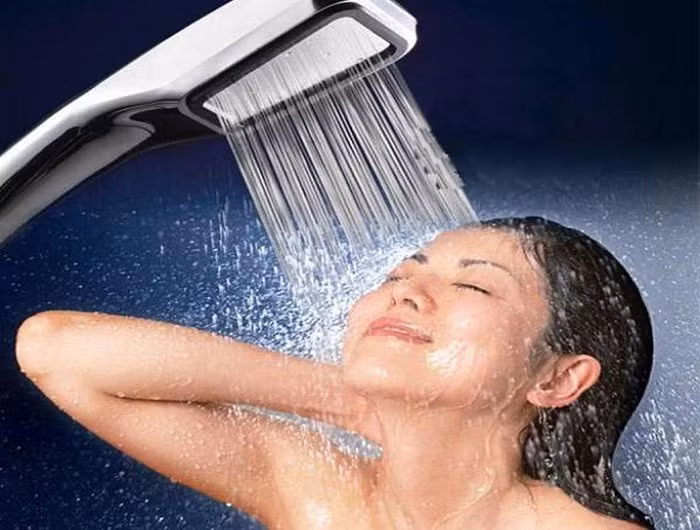 Các chuyên gia sức khỏe cũng lưu ý, ngay cả việc tắm nước nóng vào đêm muộn cũng không tốt. Nước nóng làm cho tĩnh mạch giãn ra, đồng thời giảm huyết áp. Những người huyết áp thấp, huyết áp không ổn định có thể bị giảm huyết áp đột ngột, rất nguy hiểm tới tính mạng