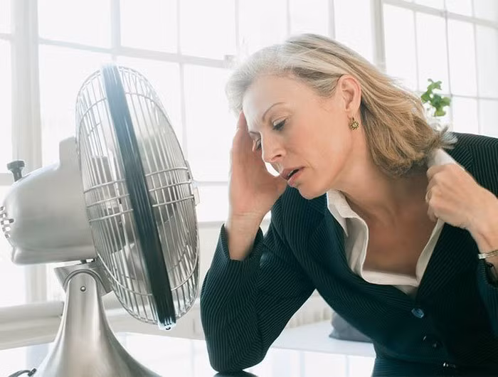 Nhiều người cũng có thói quen sử dụng quạt khi cơ thể đổ mồ hôi vì vận động mạnh, đi dưới trời nắng về... Điều này cực kỳ nguy hiểm cho sức khỏe của bạn