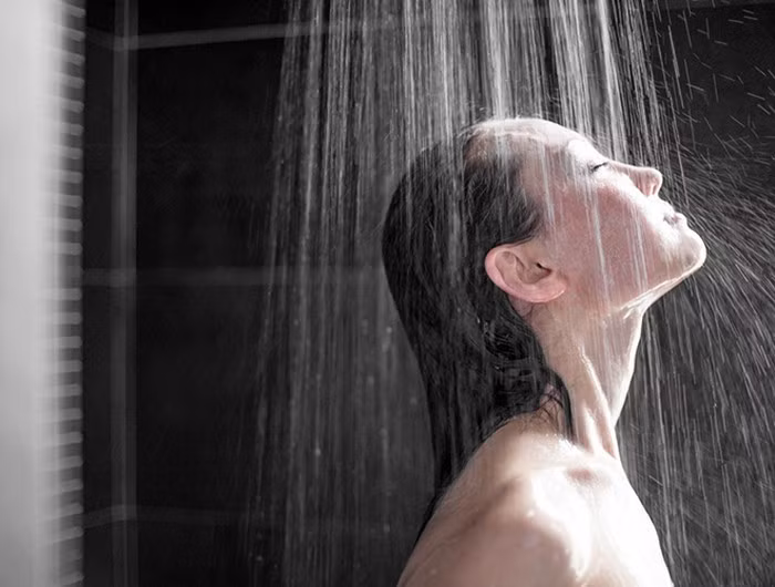 Vào buổi tối, nhiệt độ không khí giảm xuống nên tắm đêm có thể gây nên nhiều chứng bệnh khác nhau. Nếu nhẹ là đau đầu, mỏi cổ vai gáy, đau tay chân, tay chân cử động khó... Trường hợp nặng có thể gặp những chứng bệnh nguy hiểm gây tai biến, đột quỵ và tử vong