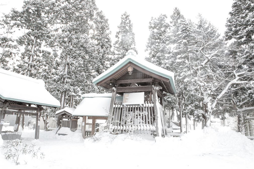 Lễ hội thường được tổ chức vào ngày thứ hai của năm mới. Nhóm người hành lễ phải dậy từ rất sớm, khi trăng vẫn còn trên bầu trời.