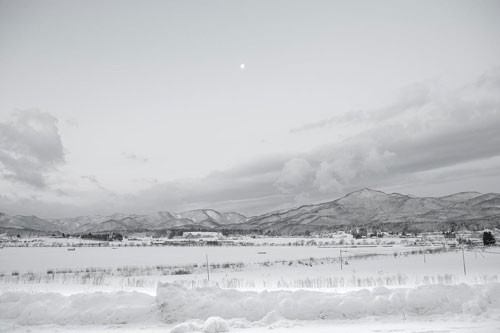 Đây là khung cảnh bình minh của nơi nghi lễ Zaido tổ chức. Nghi thức này có từ thời Nara (năm 710 đến 794), còn được gọi là "Ngày khiêu vũ trọng đại". Nhiếp ảnh gia Yukari Chikura có dịp chứng kiến và ghi lại những khoảnh khắc trong nghi lễ thiêng liêng này vào năm 2011.