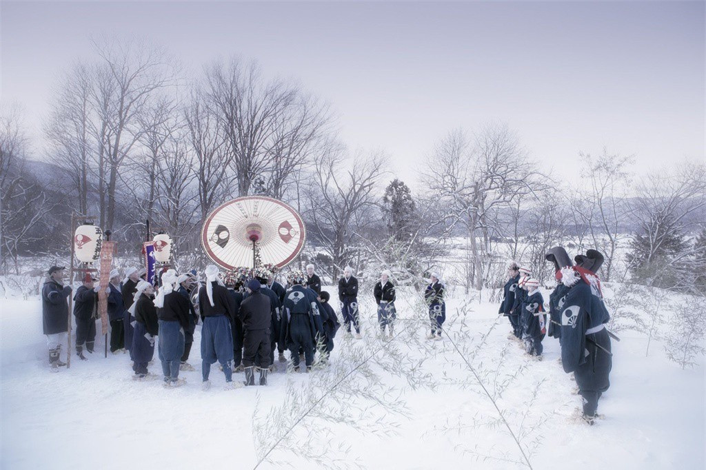 Những người biểu diễn tập hợp trước khi tiến hành nghi lễ. Họ sẽ hiến dâng cho thần linh những vũ điệu thiêng liêng.