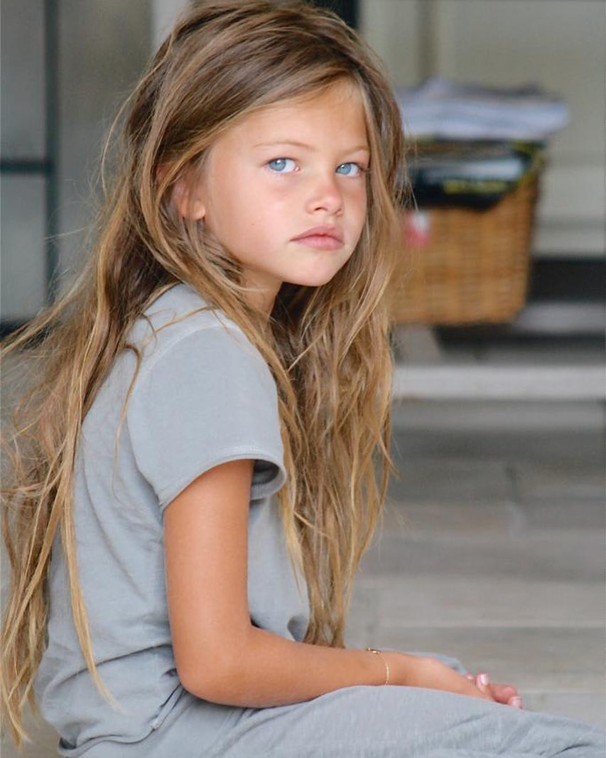  Thylane Blondeau (tên đầy đủ Thylane Lena-Rose Blondeau, sinh năm 2001, người Pháp) là con gái ngôi sao bóng đá Patrick Blondeau và nữ diễn viên Veronika Loubry. Sở hữu gương mặt sắc sảo, đôi mắt xanh đặc biệt, có hồn, từ nhỏ Blondeau đã xuất hiện trên nhiều tạp chí, sàn diễn thời trang. Năm 6 tuổi, cô còn được truyền thông ưu ái gọi là "cô bé đẹp nhất thế giới".