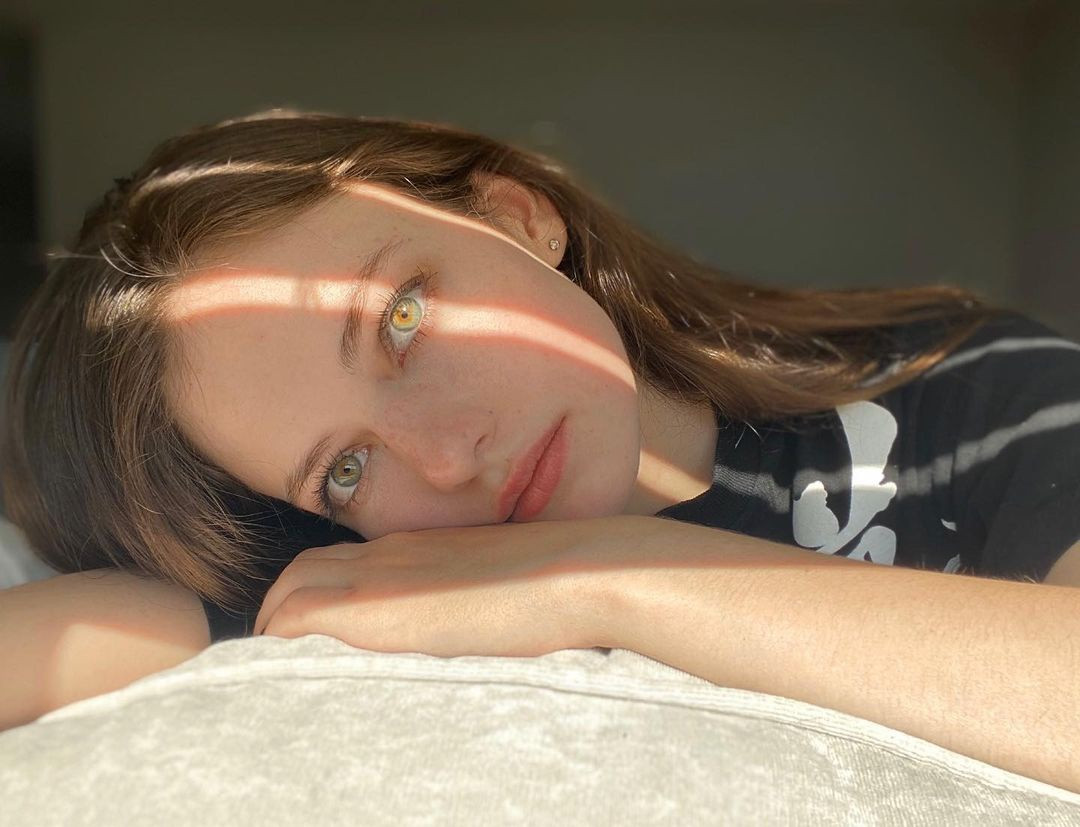 Đến nay, Foy sở hữu gia tài 11 phim điện ảnh, 7 phim truyền hình, nhiều hợp đồng quảng cáo và là gương mặt sáng giá trong giới giải trí. Với kinh nghiệm diễn xuất từ nhỏ, cô gái 20 tuổi từng nhận giải BFCA hạng mục Nữ diễn viên triển vọng đối với phim Interstellar (2014). Ngoài sự nghiệp thành công, Foy còn được ca ngợi nhan sắc ngày càng trưởng thành, đằm thắm. Cô cũng có mối tình hạnh phúc bên diễn viên điển trai Calam Lynch.