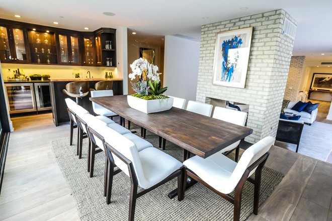 Phòng ăn nhỏ nhắn có sức chứa khoảng 10 người, được bài trí tinh tế với bộ bàn ghế làm từ gỗ sồi nhằm mang đến vẻ đẹp mộc mạc. Căn phòng còn được tích hợp với một quầy bar lộng lẫy.