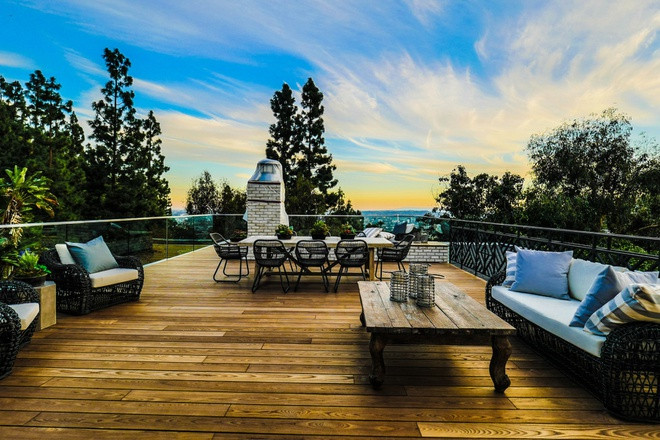 Không gian ăn uống, bếp núc trên sân thượng là địa điểm thú vị để vừa thưởng thức những những bữa ăn, vừa ngắm cảnh.