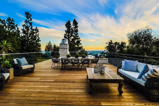 Không gian ăn uống, bếp núc trên sân thượng là địa điểm thú vị để vừa thưởng thức những những bữa ăn, vừa ngắm cảnh.