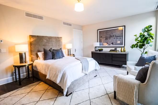 Cả 4 phòng ngủ của căn biệt thự đều nằm trên tầng 2. Phòng ngủ cho khách khứa đến ở lại cũng được trang bị đầy đủ tiện nghi và mang cảm giác ấm cúng.