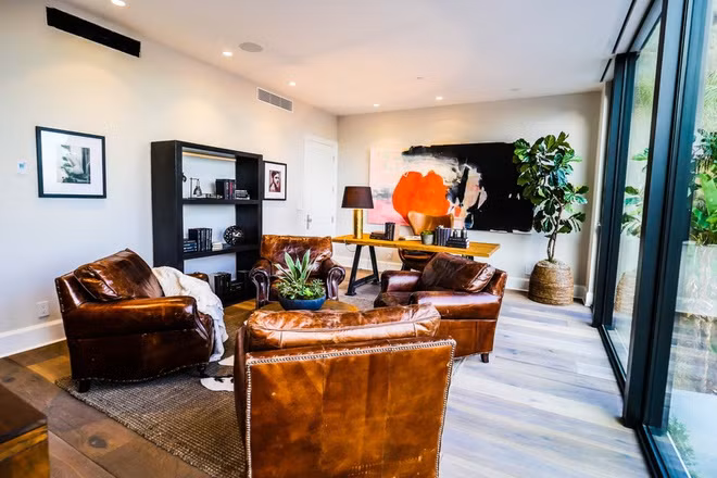 Phòng làm việc trang nhã, được trang hoàng bởi những bộ bàn ghế mang phong cách cổ điển.