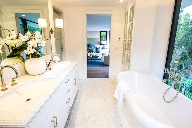 Phòng tắm chính xa hoa, hào nhoáng với những nội thất bằng đá cẩm thạch cùng các trang thiết bị cao cấp, hiện đại.